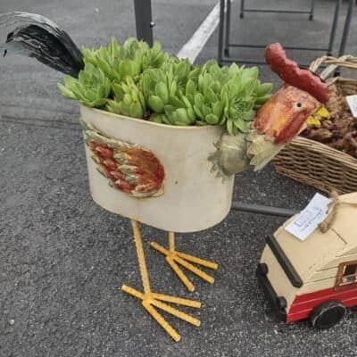 Metal Chicken w/Hens & Chicks